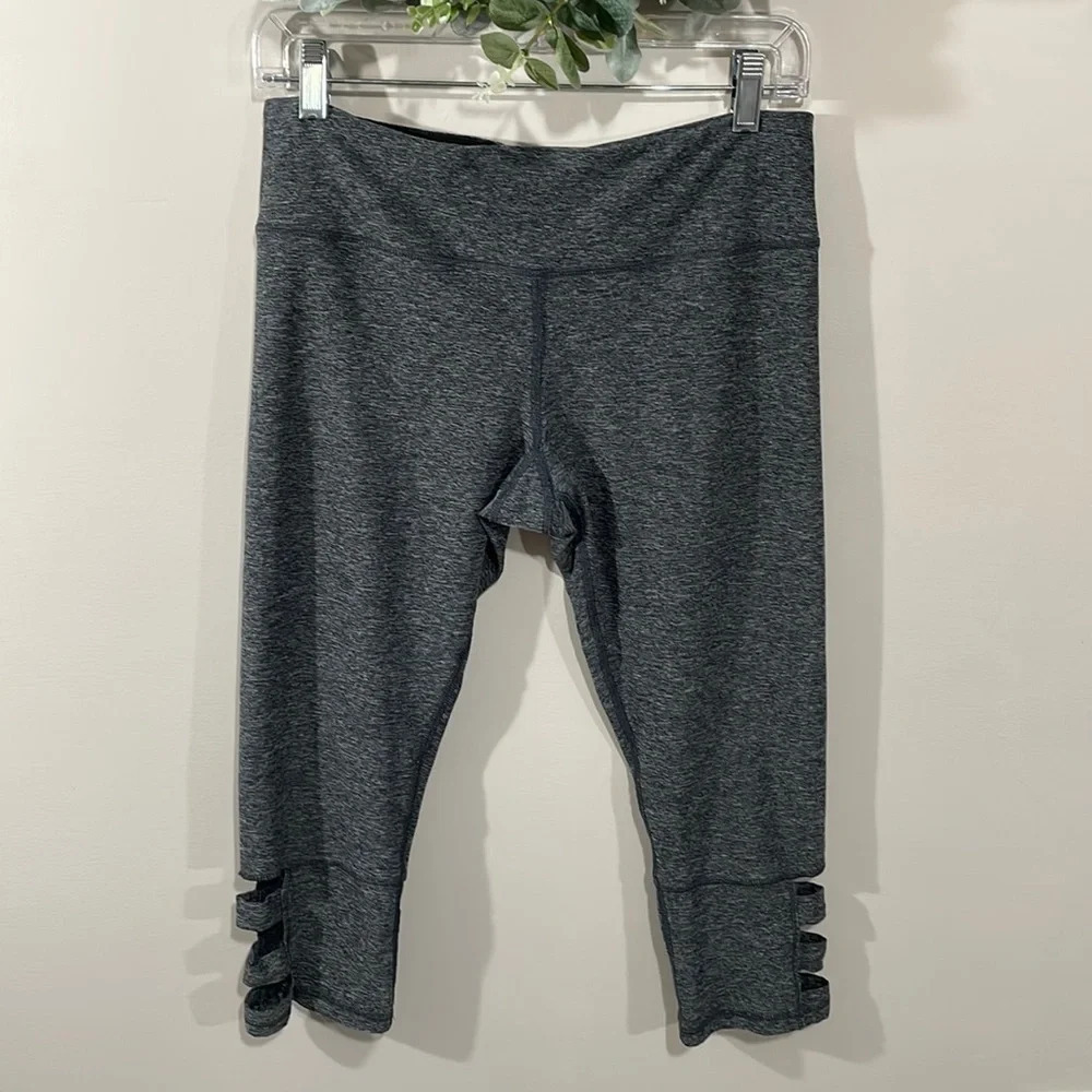 Scorpio Sol Capri Yoga Legging Black and Gray Marled Strap Detail M